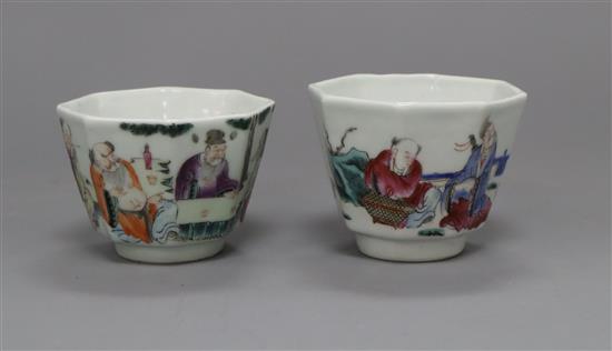 A pair of Chinese famille rose hexagonal cups H.6cm